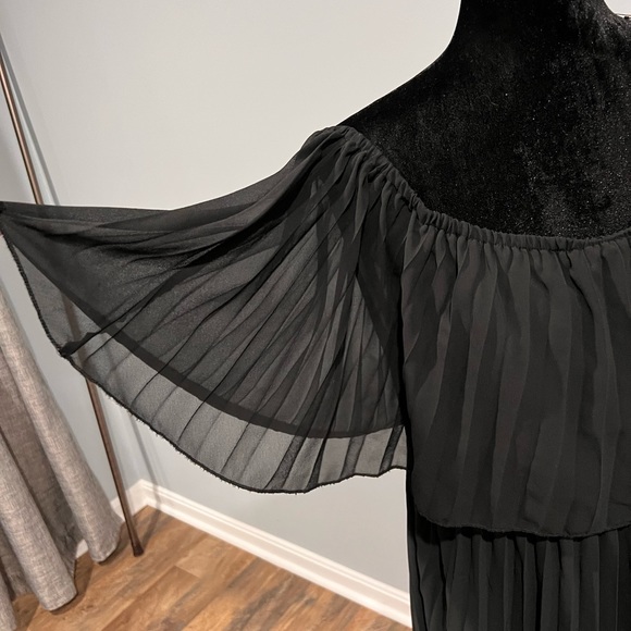 Off shoulder flattering black dress🖤 - Picture 3 of 11